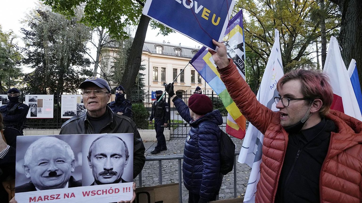 RAHULOLEMATUD: Euroliitu toetavad meeleavaldajad Varssavis Poola konstitutsioonikohtu hoone ees. Kohtu otsus Poola seaduste ülimuslikkusest Euroopa seaduste suhtes tähendab nende arvates marssimist itta. Plakatil on Vladimir Putini ja praeguse Poola tegeliku liidri Jarosław Kaszyński veidi töödeldud fotod.