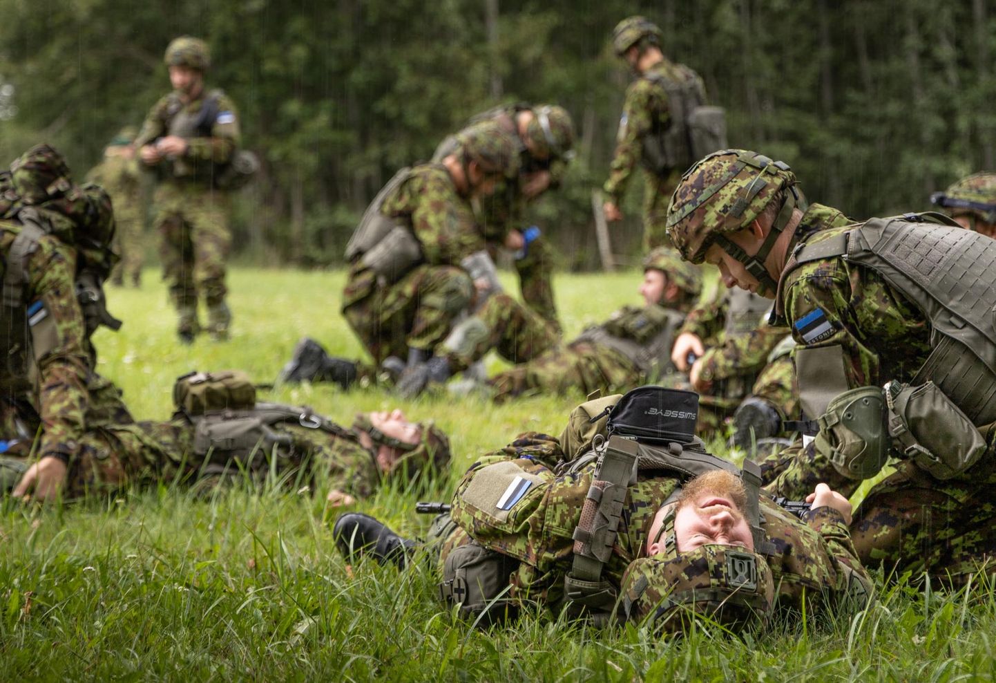 Tervisega on kimpus hinnanguliselt viiendik Eesti reservväelastest, keda ootati õppekogunemisele Ussisõnad. Pildil meditsiiniõppus.