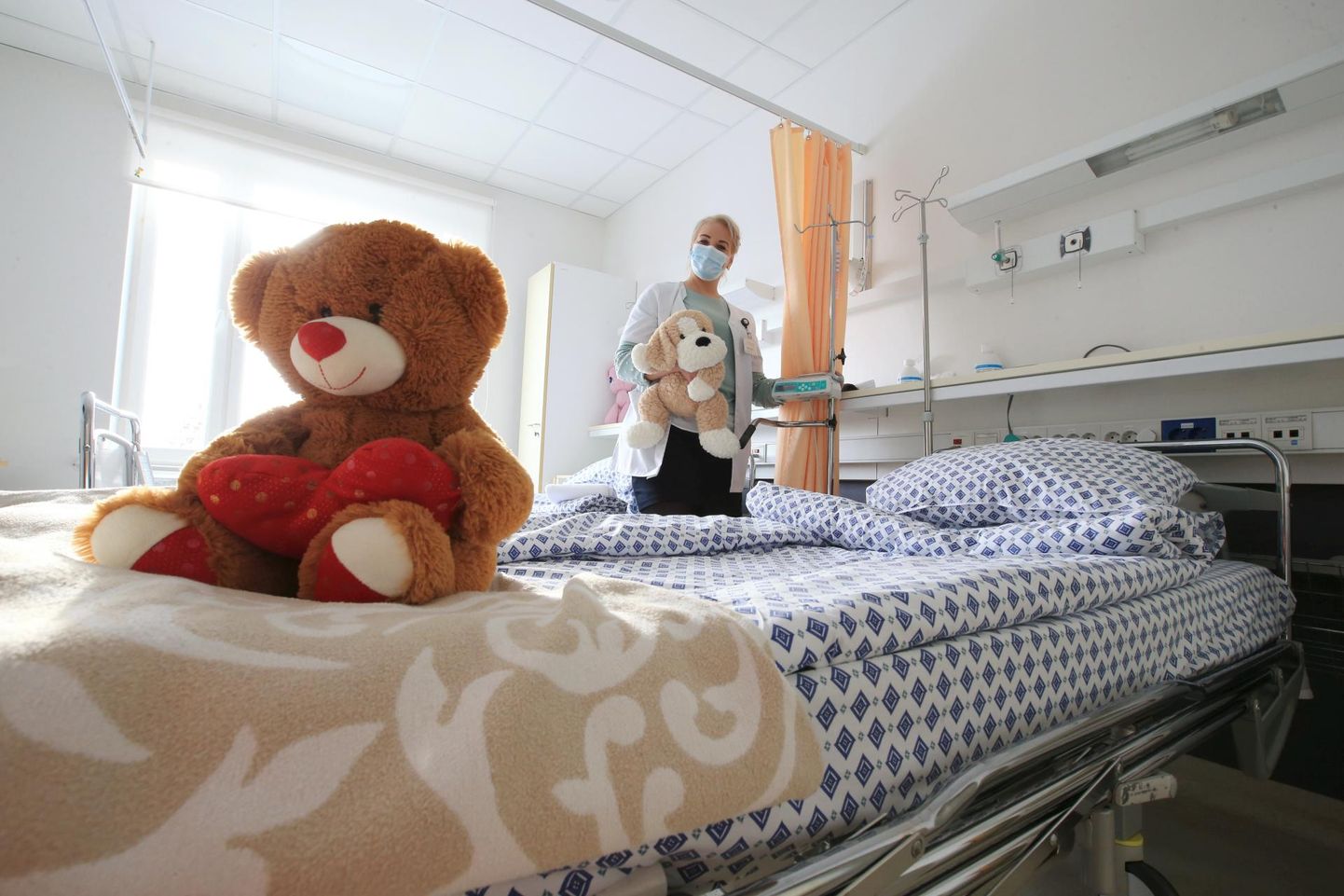 Hematoloogia-onkoloogia kliiniku ülemõde Kaire Jugar näitas eile tühja palatit, mis oli väikse patsiendi vastuvõtmiseks valmis. Sagedasti jääb ka ema lapse kõrvale voodisse.