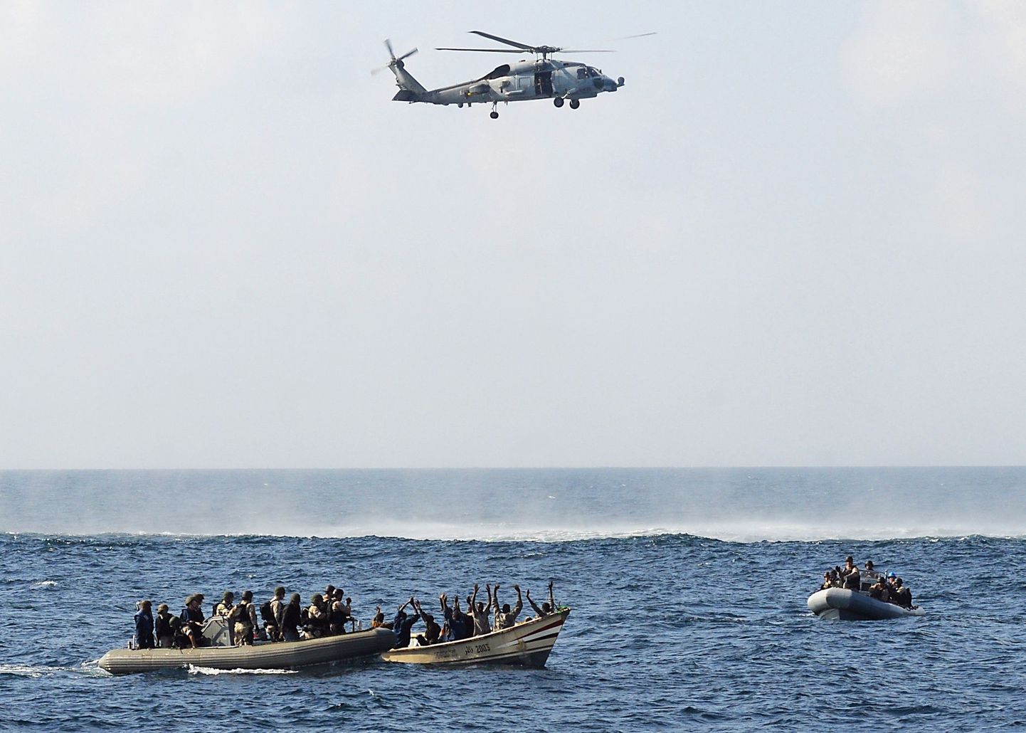 USA mereväe foto arvatavate piraatide tabamisest Adeni lahel.