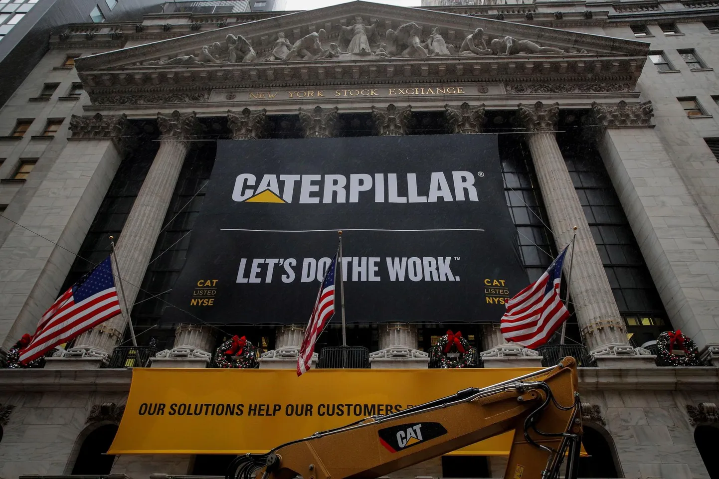 Реклама производителя строительных машин Caterpillar на фасаде Нью-Йоркской биржи. В зале торгов из-за пандемии не происходит.