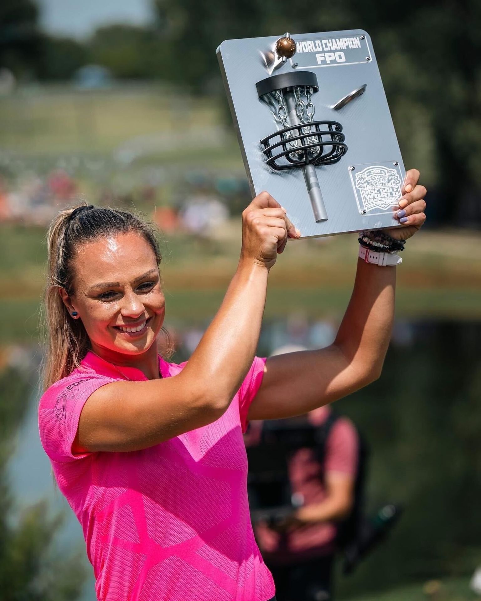 Kristin Tattar sai nädalavahetusel USAs tõsta pea kohale kettagolfi maailmameistri trofee.