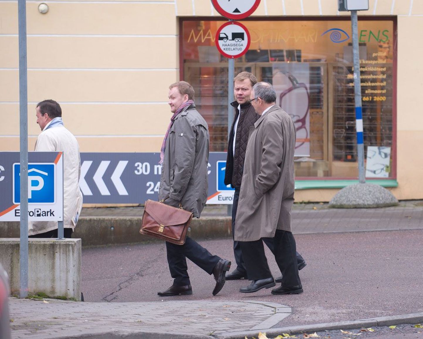 Kristjan Rahu (paremalt teine) Tallinna kesklinnas koos Dalkia esindajate ja jurist Harri Beekmaniga (paremalt kolmas) – leping sõlmitud, kolmandik Eesti toasoojaärist taskus.