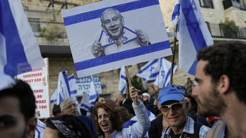 ÜLEVAADE ⟩ Raevukas vastasseis vindub Iisraelis kohtureformi pausile panemise kiuste edasi