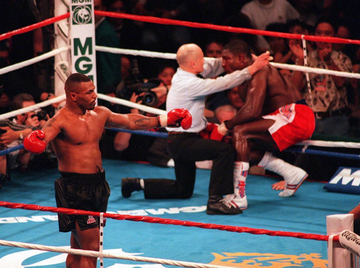 Mike Tyson (vasakul) 1996. aastal.