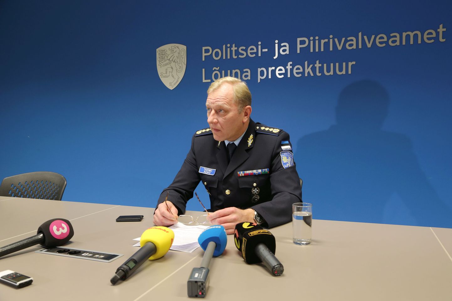 Lõuna prefekt Tarmo Kohv selgitas 21. novembri varahommikul Tartu kesklinnas politseisõiduki ja jalakäijaga juhtunud traagilise liiklusõnnetuse asjaolusid.