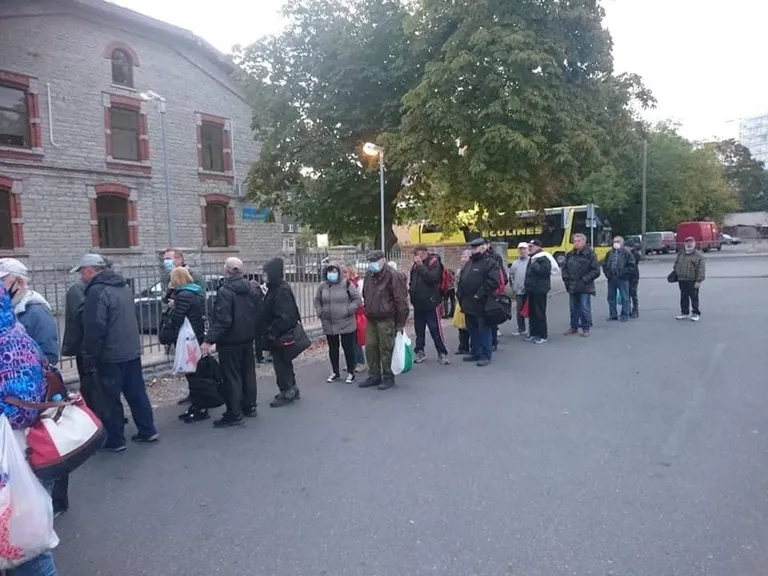 Желающие выстраиваются в очередь на парковке Центрального рынка в Таллинне.
