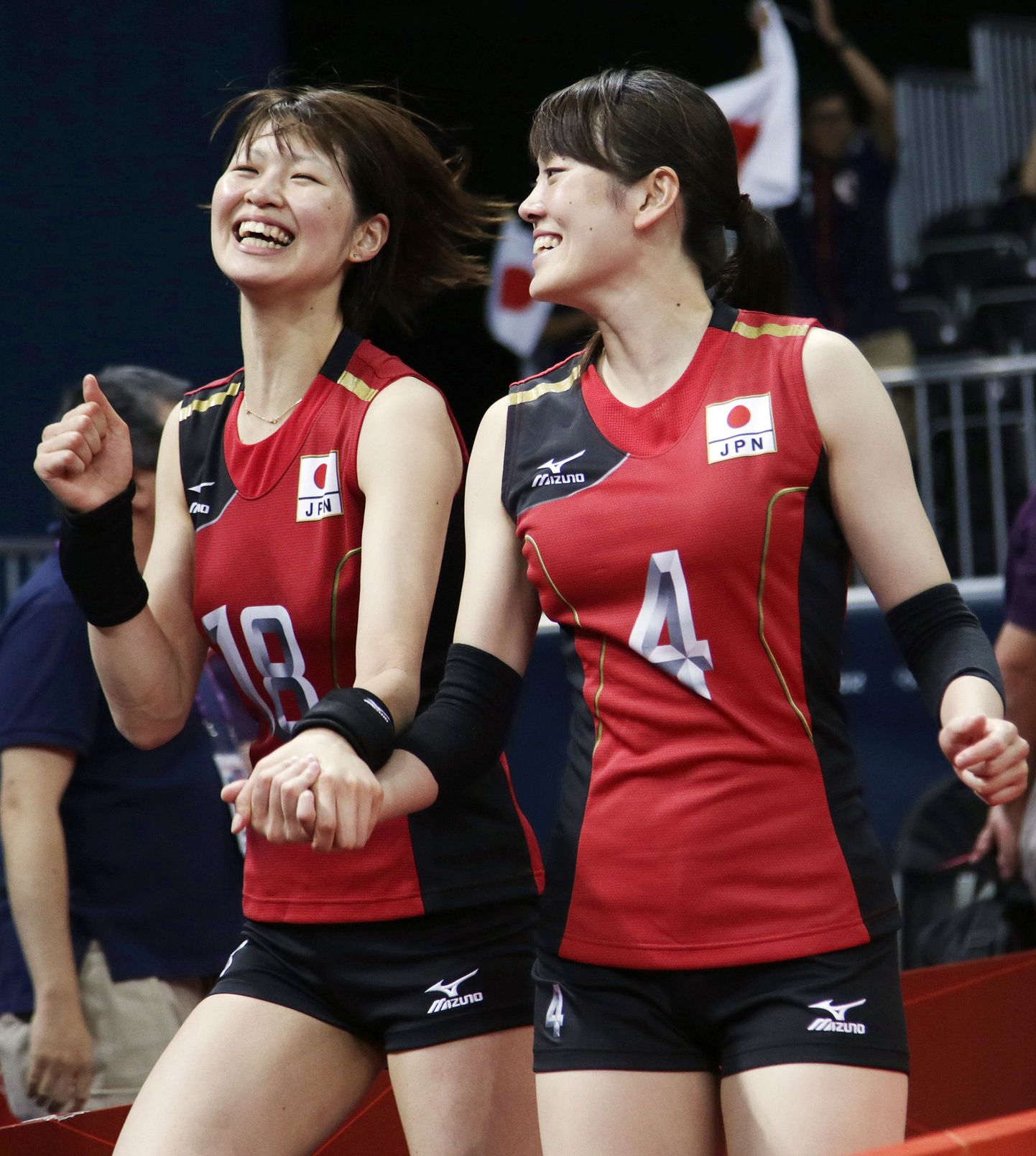 Jaapanlane Saori Kimura vasakul koos võistkonnakaaslase Yamaguchiga pronksmedali üle rõõmustamas