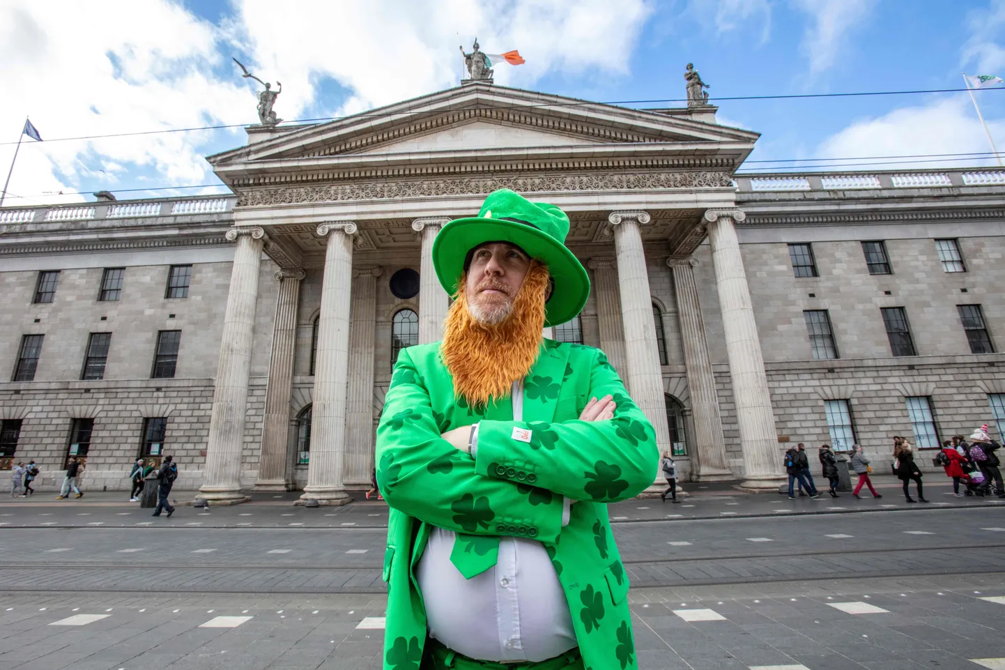 Püha Patricku päeva tähistav mees seismas Dublini peapostkontori ees. Foto on illustreeriv.