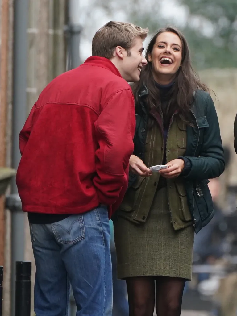 Meg Bellamy (Kate Middleton) ja Ed McVey (prints William) seriaali «The Crown» kuuendas hooajas.