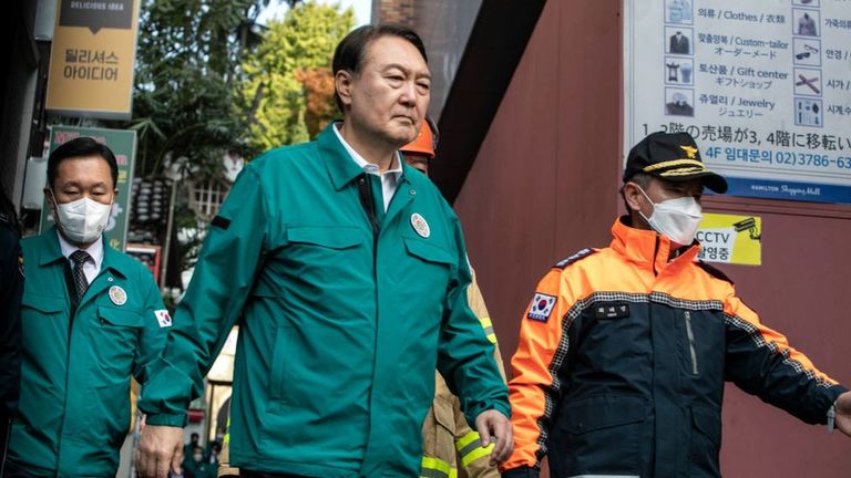 Президент Южной Кореи посетил место трагедии. Он заявил, что намерен выяснить, что стало ее причиной