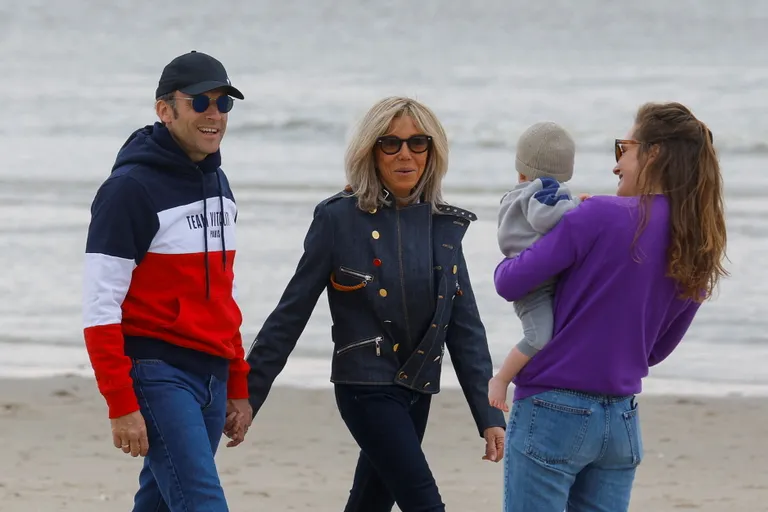 Popp ja noortepärane on see, kuidas Macron tahab noori valijaid enda poole võita. Fotol Macron koos oma abikaasa Brigittega täna rannas kõndimas.
