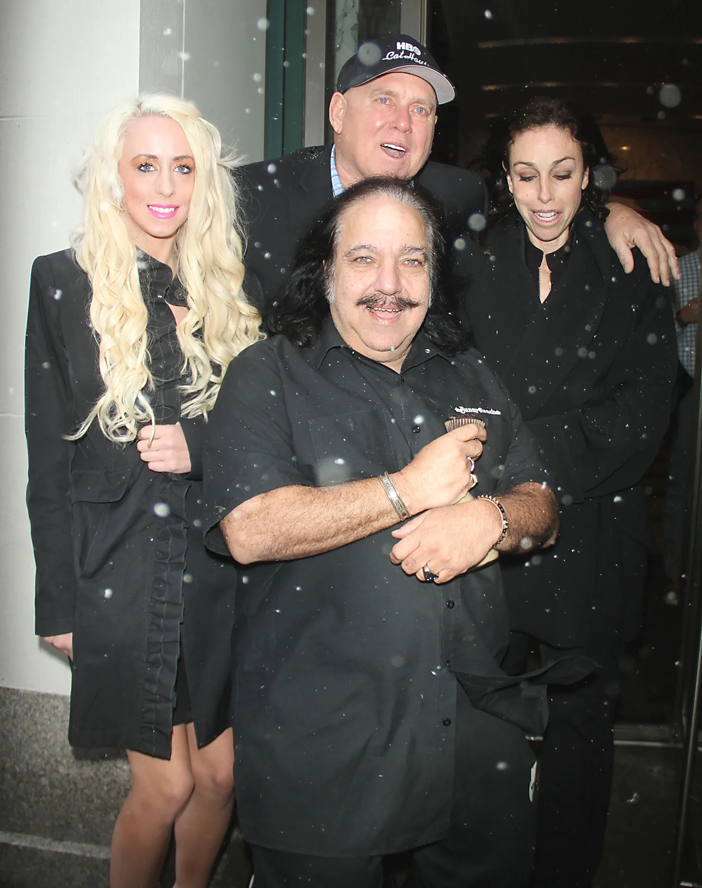 Ron Jeremy (esiplaanil) koos Krissy Summersi (vasakul), Dennis Hofi ja Heidi Fleissiga 2015. aastal. Pilt on illustreeriv.