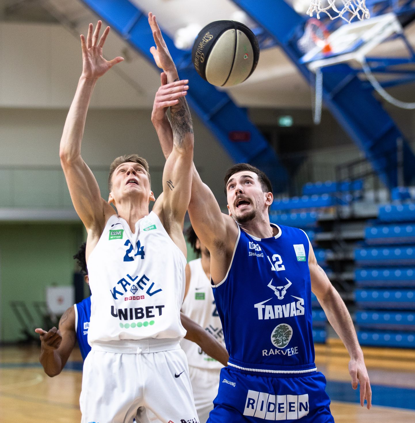 Indrek Sunelik (vasakul) Eesti liiga poolfinaalmängus Rakvere Tarvaga.