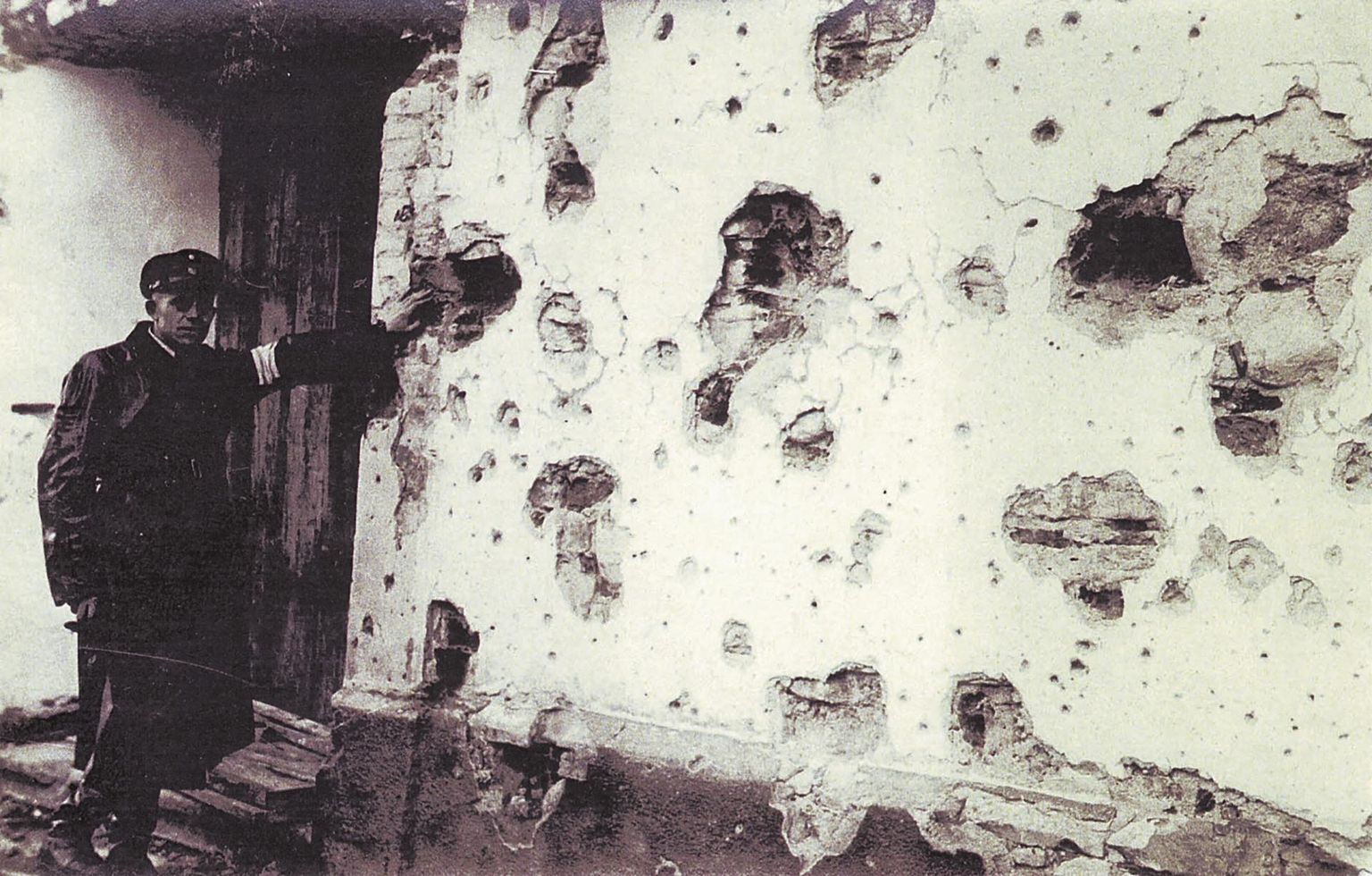 Punakotkaste õhurünnakutes pommikildudest täksitud Eliisabeti kiriku sein. Kõrvalkrundil, kus praegu on kortermaja, hävines hoonestus täielikult.