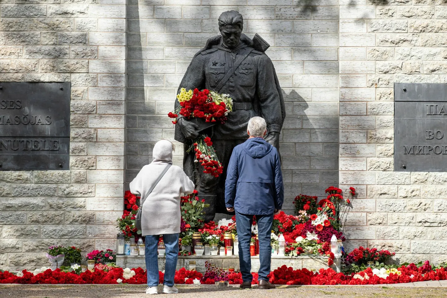 Juba neljapäeval hakati pronkssõduri juurde lilli viima.