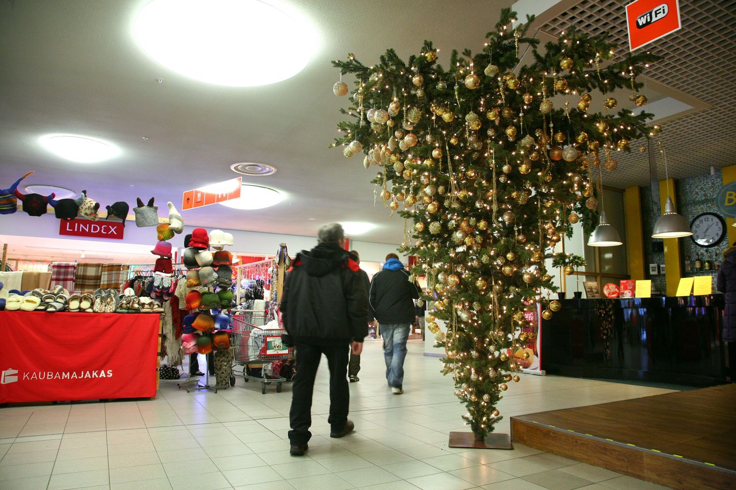 Pärnus Kaubamajakas köidab külastajate tähelepanu aatriumisse tagurpidi riputatud jõulukuusk.
