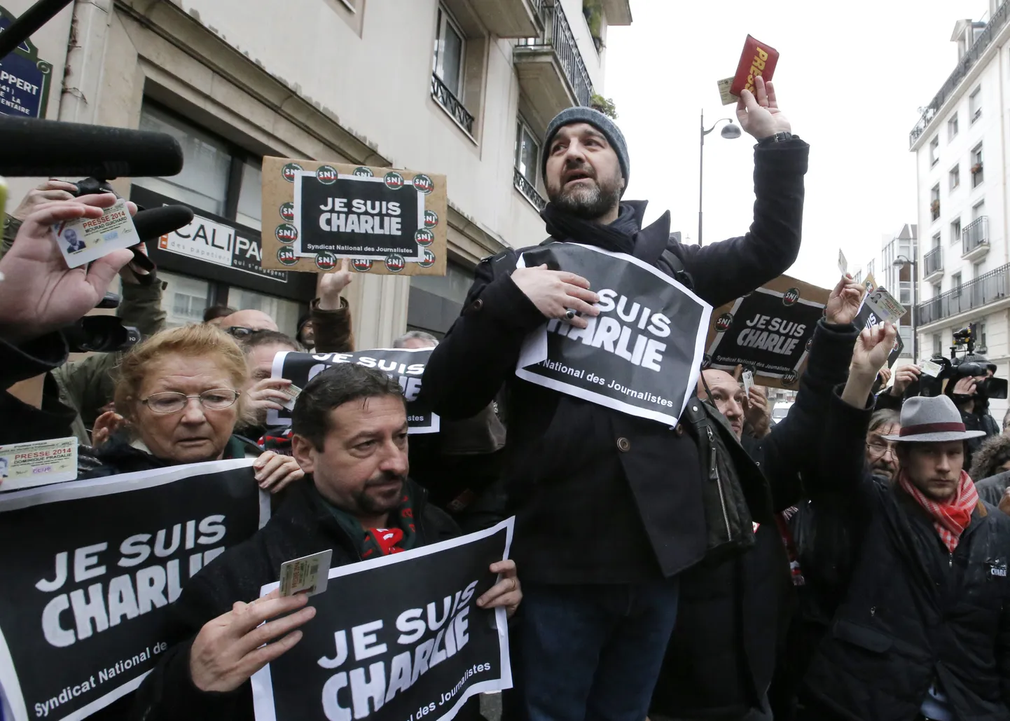 Ajakirja Charlie Hebdo toimetuse ette kogunenud ajakirjanikud tõstsid vaikuseminutil üles ka oma pressikaardid.