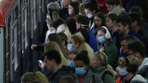 Moskva inimesed ühistransporti ootamas. Moskva inimesed ühistransporti ootamas.