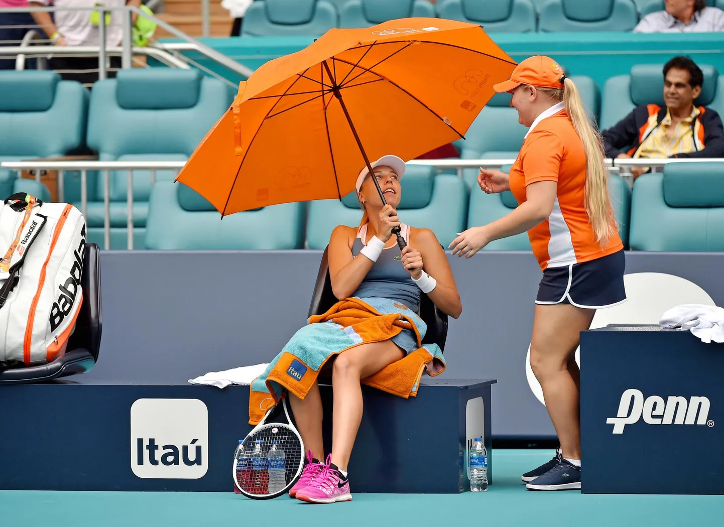 Vahepeal pidi Anett Kontaveit ka ise vihmavarjutüdrukuks kehastuma.