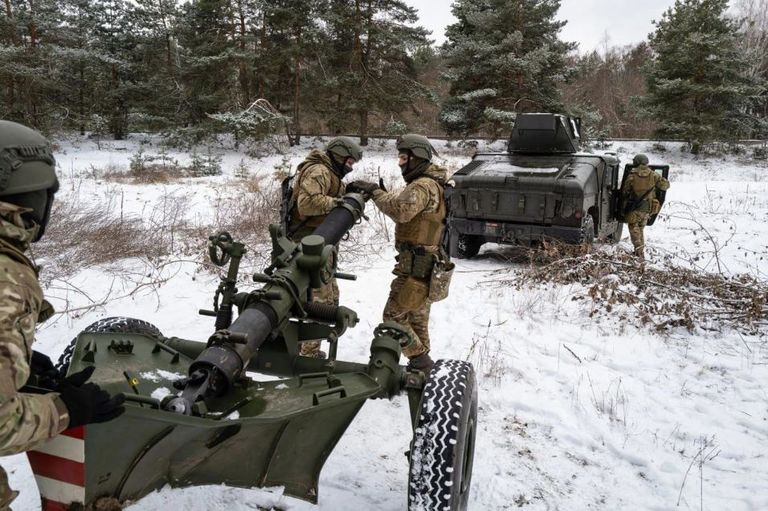 Бойцы «Свободы России» отрабатывают технику работы с минометами на полигоне.