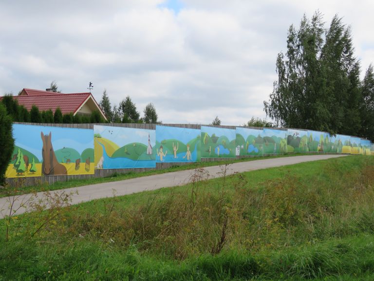 Pikk ja värviline maalirida Keenis on esimene vili Tartu Kõrgema Kunstikooli ja Sangaste valla koostööleppes valla miljöö rikastamiseks loominguga.