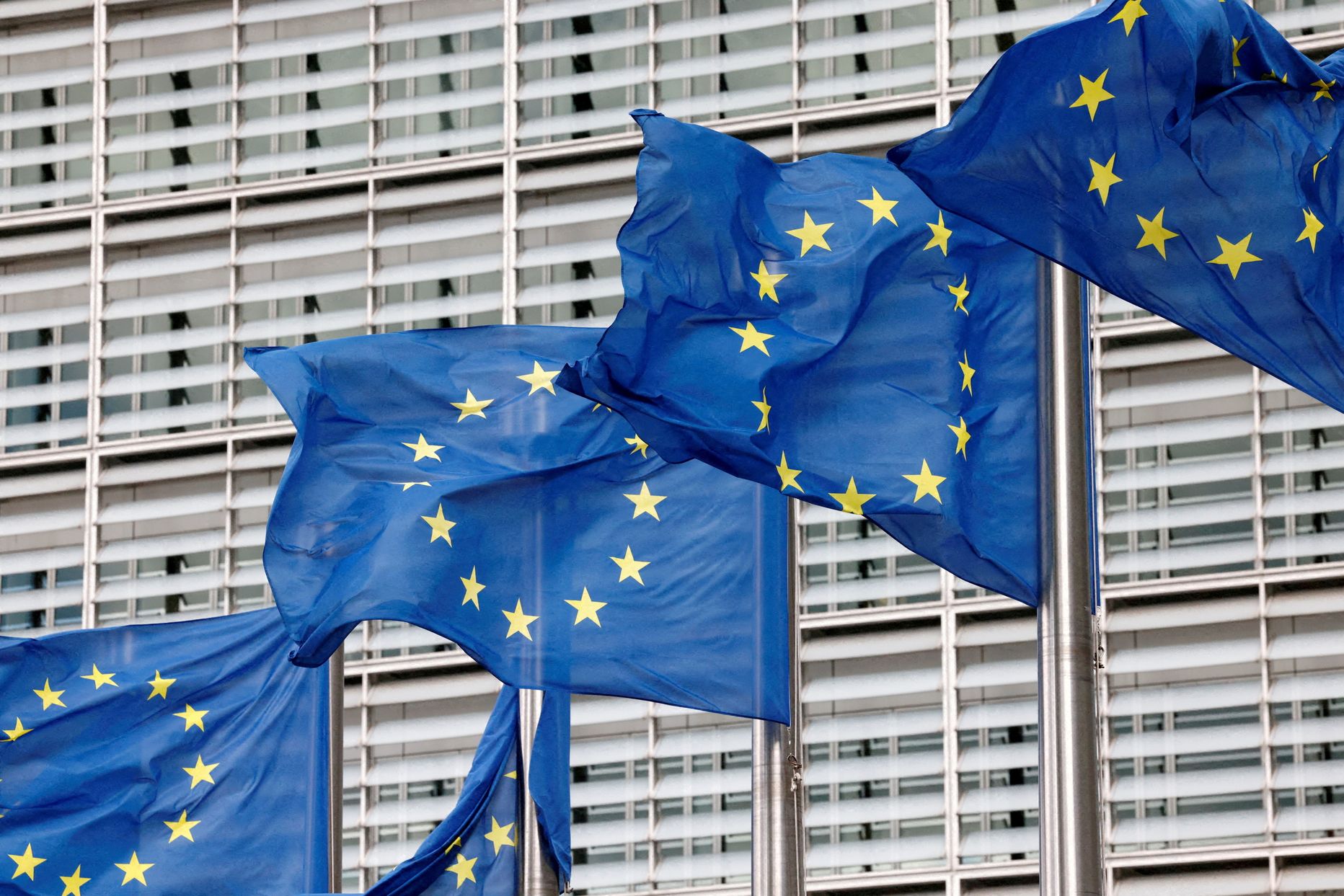Euroopa Liidu lipud Euroopa Komisjoni peahoone ees Brüsselis. Foto illustreeriv