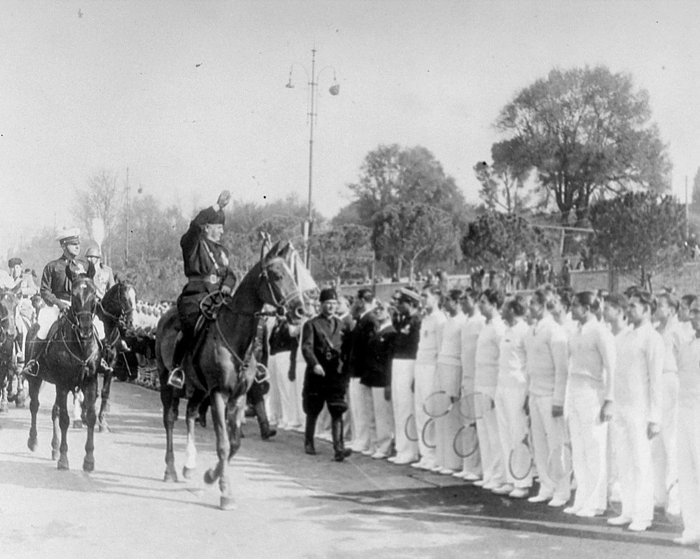 30. oktoober 1934. Benito Mussolini tervitab Roomas 15 000 spordiklubide liiget, kes on kokku tulnud üle kogu Itaalia ja rivistunud fašistide marsi 12. aastapäeva tähistamiseks.