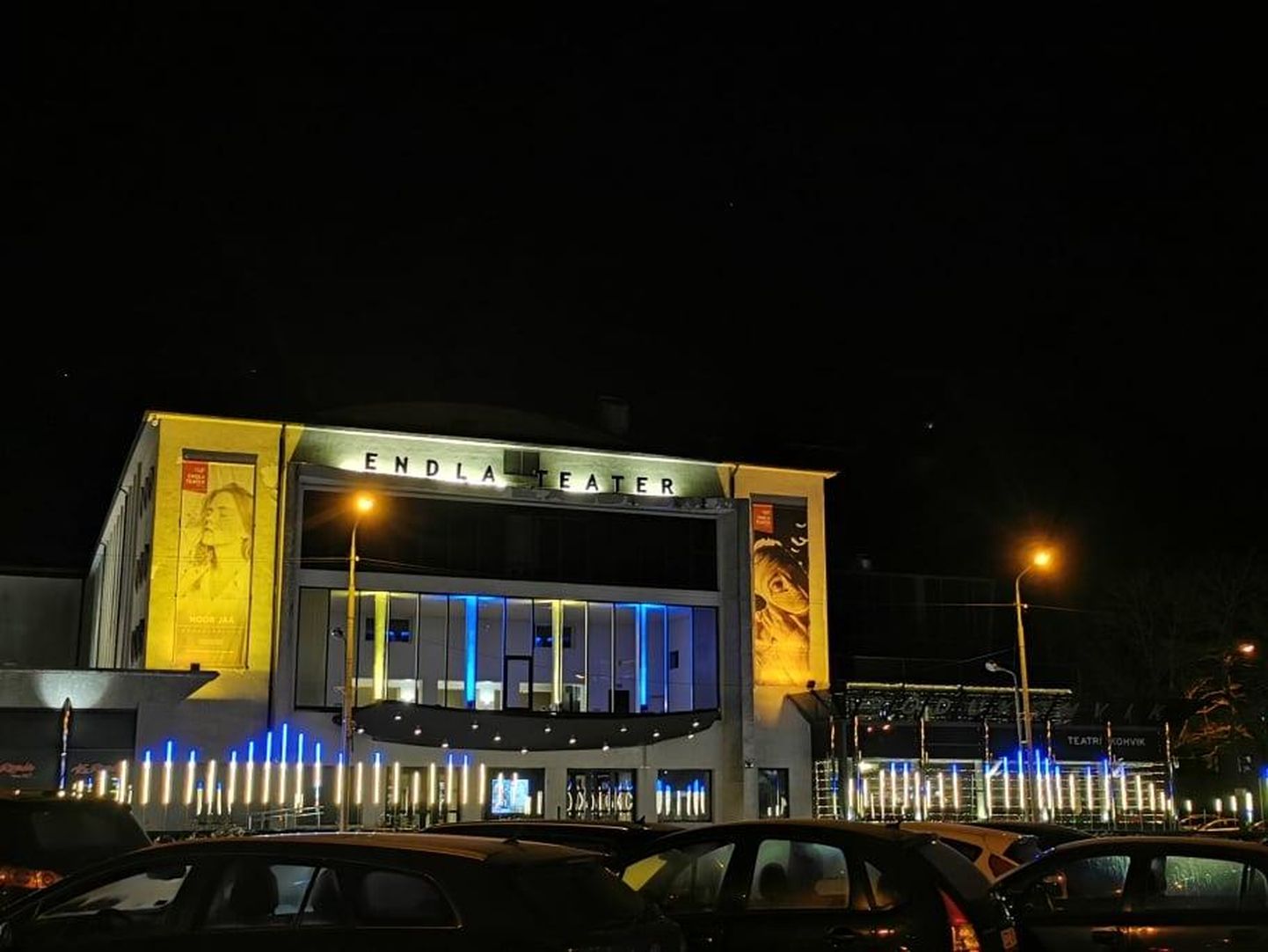 Endla teatri fassaad ja hoone esised valgussambad on Ukraina rahvusvärvides.