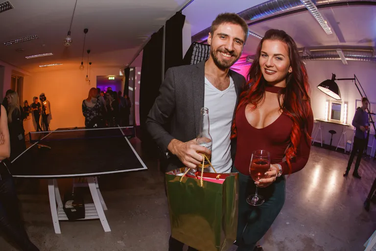 Tallinnas avati peoga uus foto- ja loomestuudio Tehas, Paljas Porgand paremal
