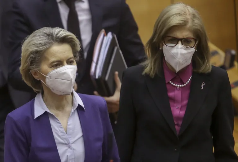 Euroopa Komisjoni president Ursula von der Leyen ja tervishoiuvolinik Stella Kyriakides eile europarlamendis.