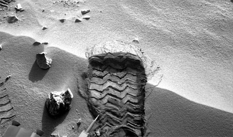 Marsa pašgājēja Curiosity pēdas uz Marsa 