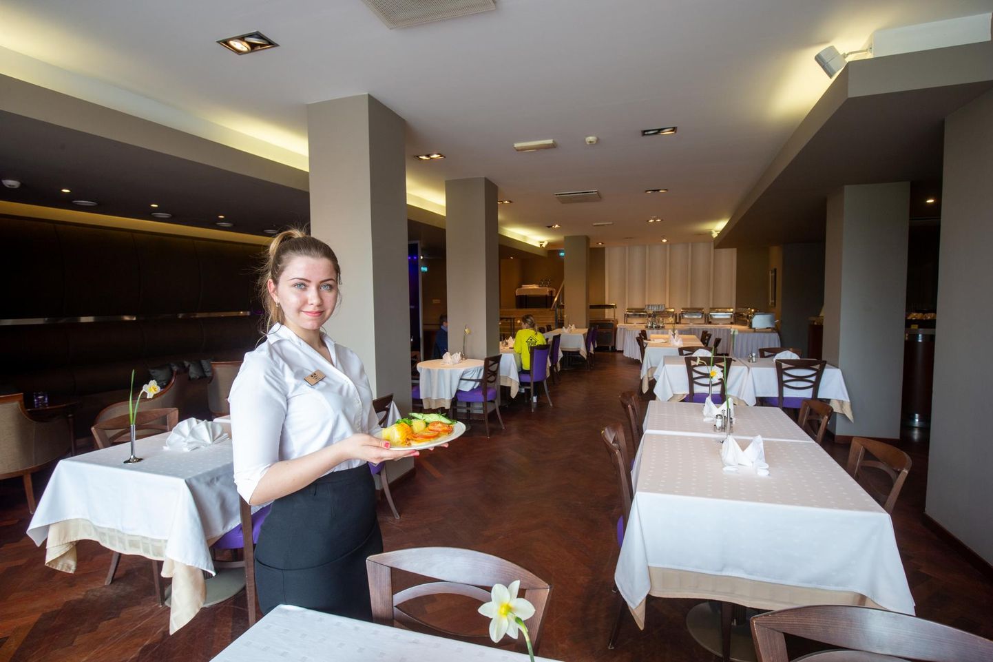 Maikuust avatud Grand Hotel Viljandi avas eile ka restorani, kus külalisi teenindas ettekandja Cerly Saar.