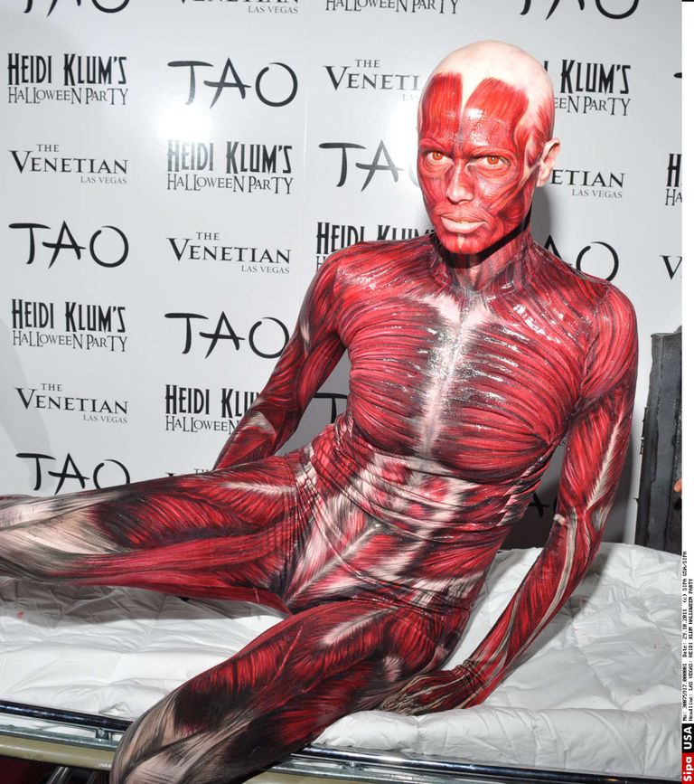 Heidi Klum 2011 halloween'i peol anatoomiaõpiku lihasjoonisena