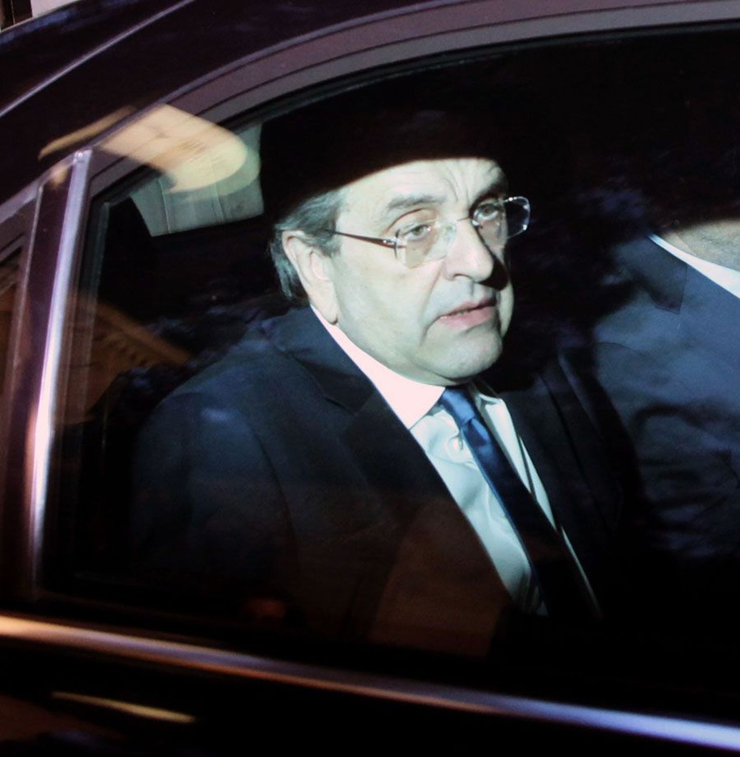 Kreeka konservatiivide väsinud liider Antonis Samaras eile Ateenas presidendilossist lahkumas, et täna sinna jälle naasta.