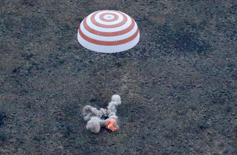 Ilustratīvs attēls: Sojuz TMA-16M kapsulas nolaišanās 2015.gada 12.septembrī