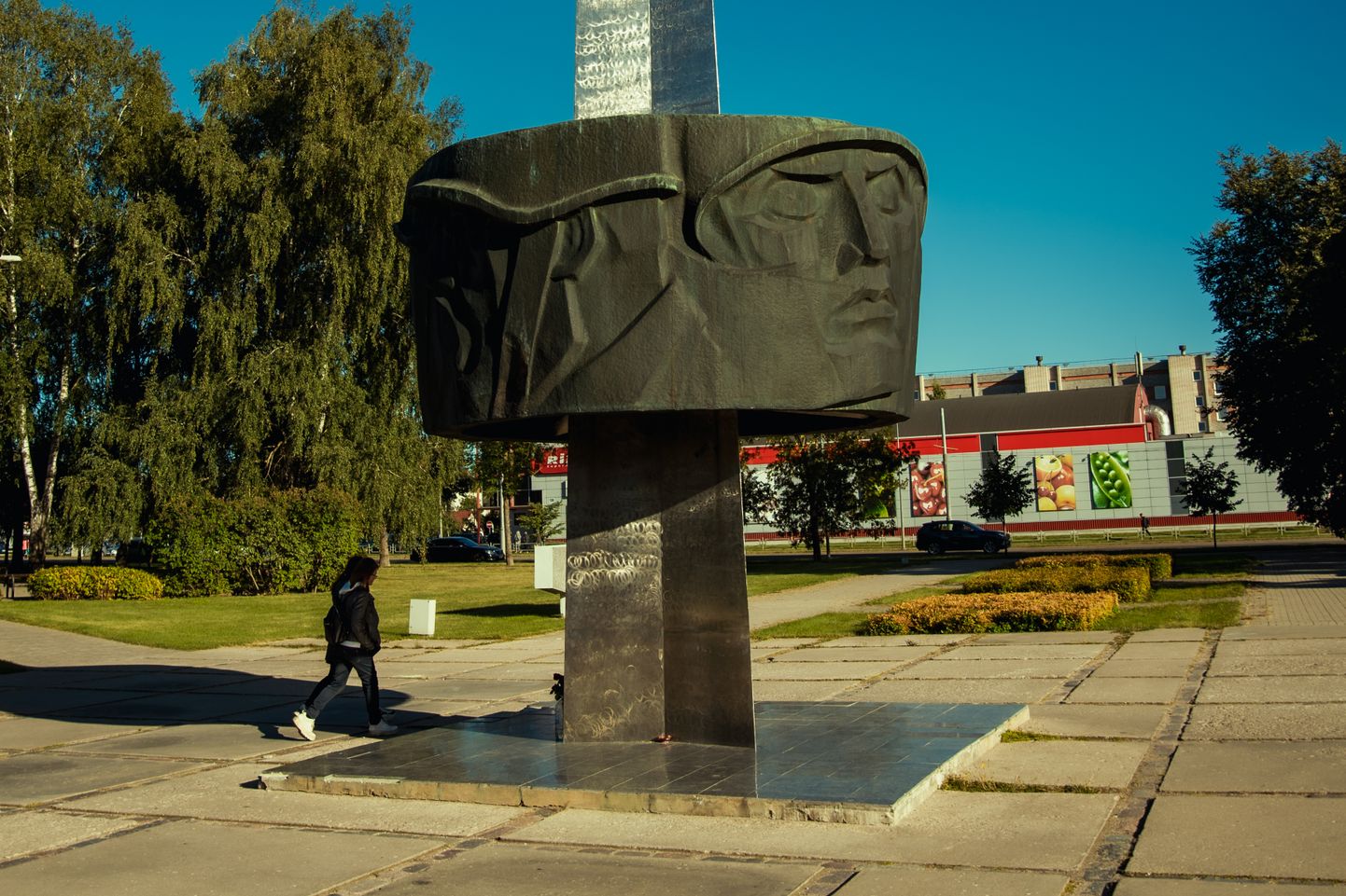 Nojaucamais piemineklis Otrā pasaules kara padomju karavīriem Slavas skvērā Daugavpilī