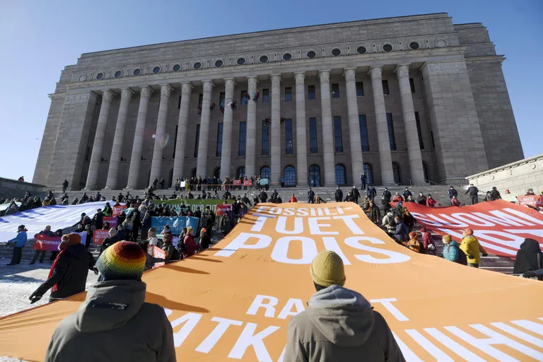 Keskkonnakaitseorganisatsiooni Greenpeace aktivistid aastaid tagasi Helsingis korraldatud meeleavaldusel parlamendihoone juures.
