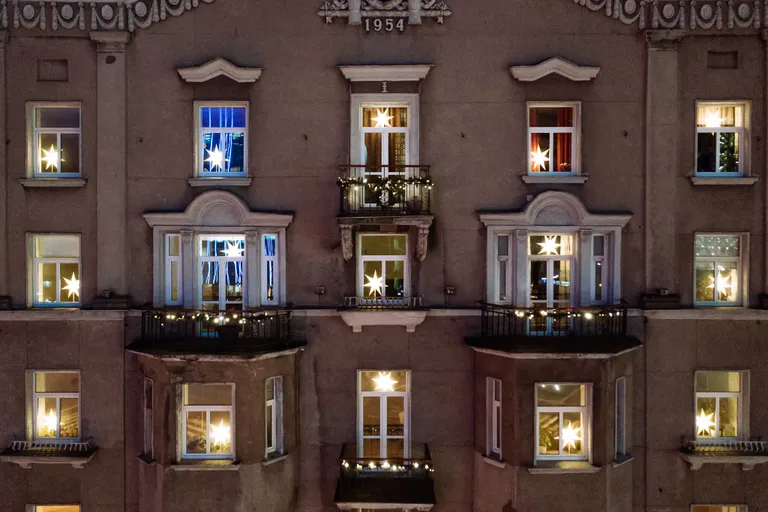 Украшенные звездами окна дома на Тартуском шоссе, 24