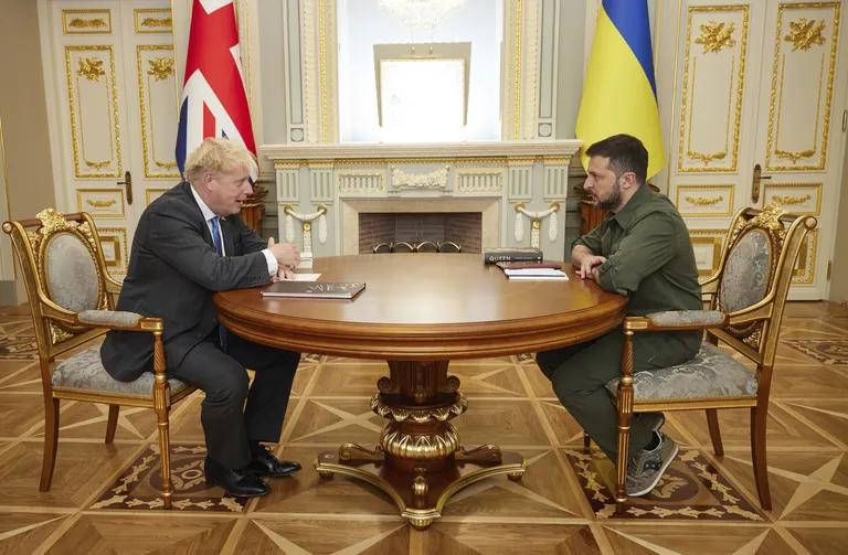 Boris Johnson ja Volodõmõr Zelenskõi vestlemas 17. juuni kohtumisel.