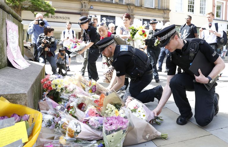 Politseinikud asetamas lilli Manchesteri terrorirünnaku ohvrite mälestuseks.