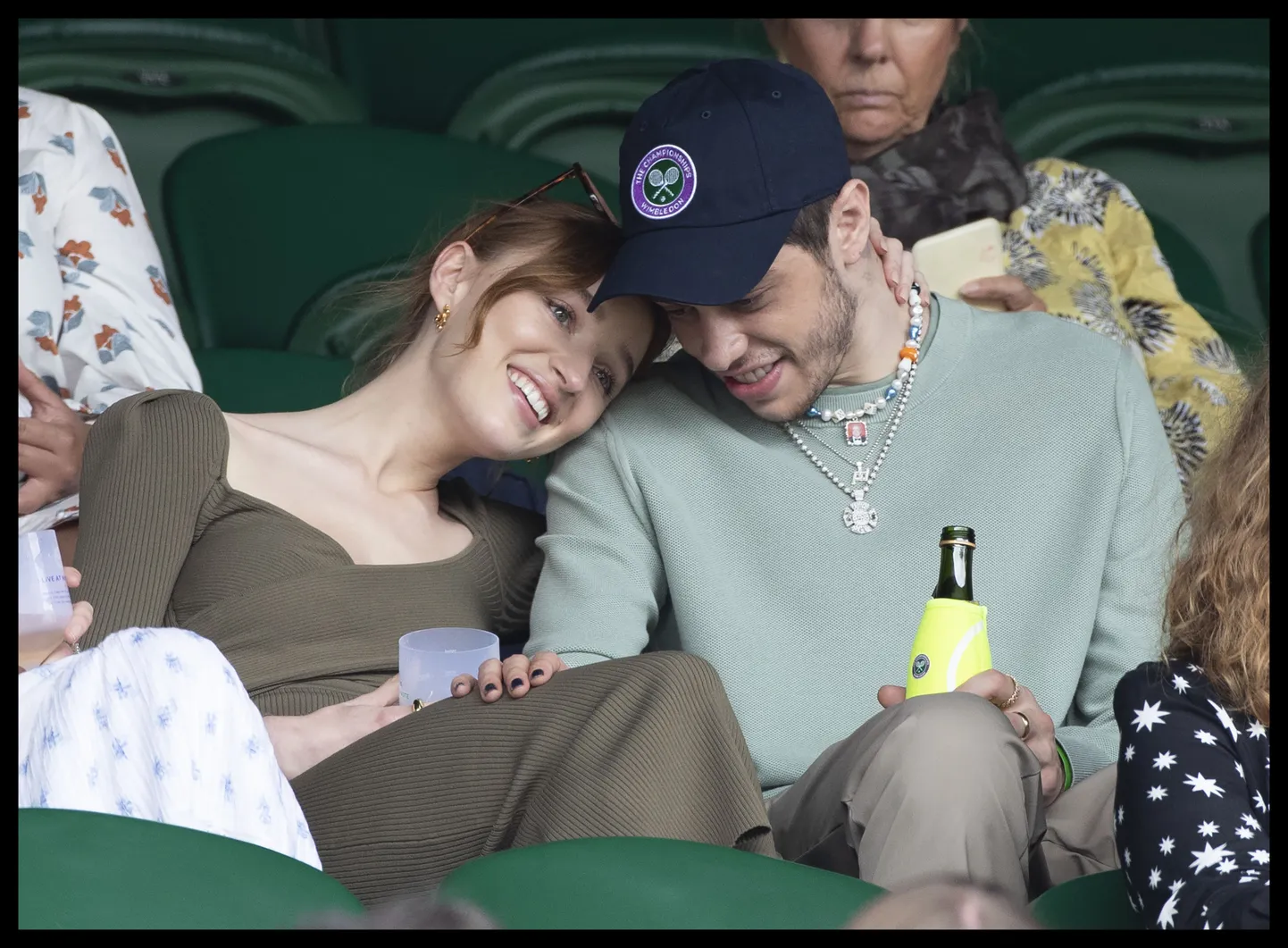 Phoebe Dynevor ja Pete Davidson tennisematši vaatmas.