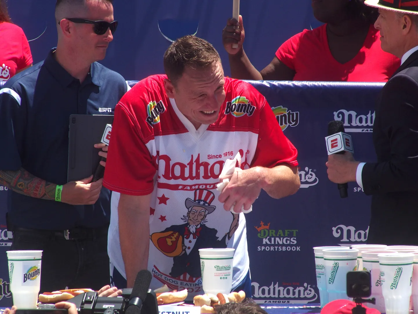 Profisööja Joey Chestnut neelas 10 minuti jooksul meeletu koguse hot doge.