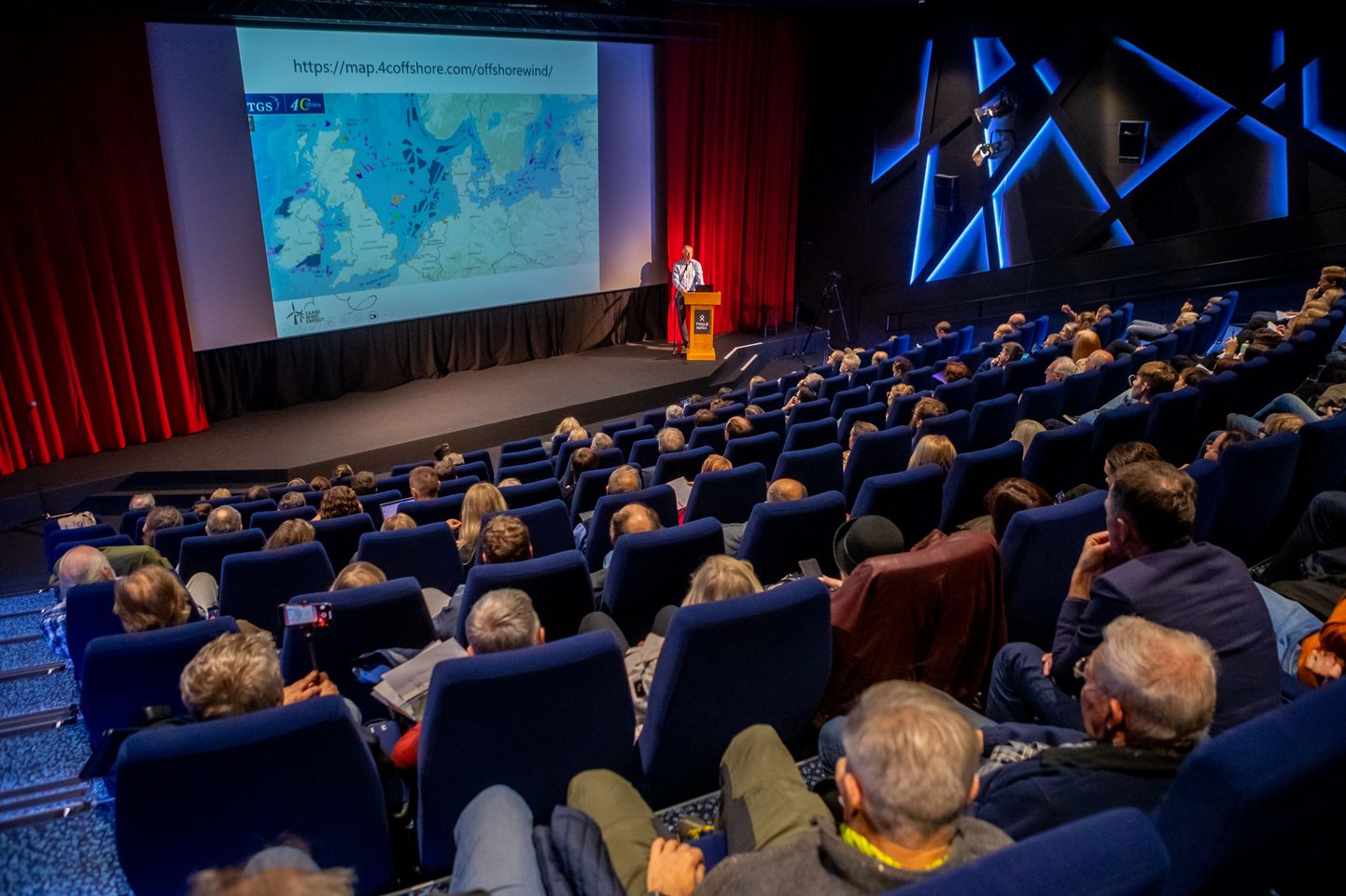 12. oktoobril Kuressaares Thule kinos peetud Saare Wind Energy meretuulepargi keskkonnamõju hindamise avalikul arutelul jäi kõlama saarlaste usaldamatus hindamisdokumendis esitatud materjalide suhtes.