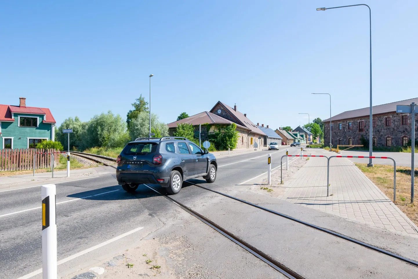 Pärnu maantee raudteeülesõidul tõkkepuu ei tööta ning autojuhil tuleb peatuda ja veenduda, et rongi ei tule.