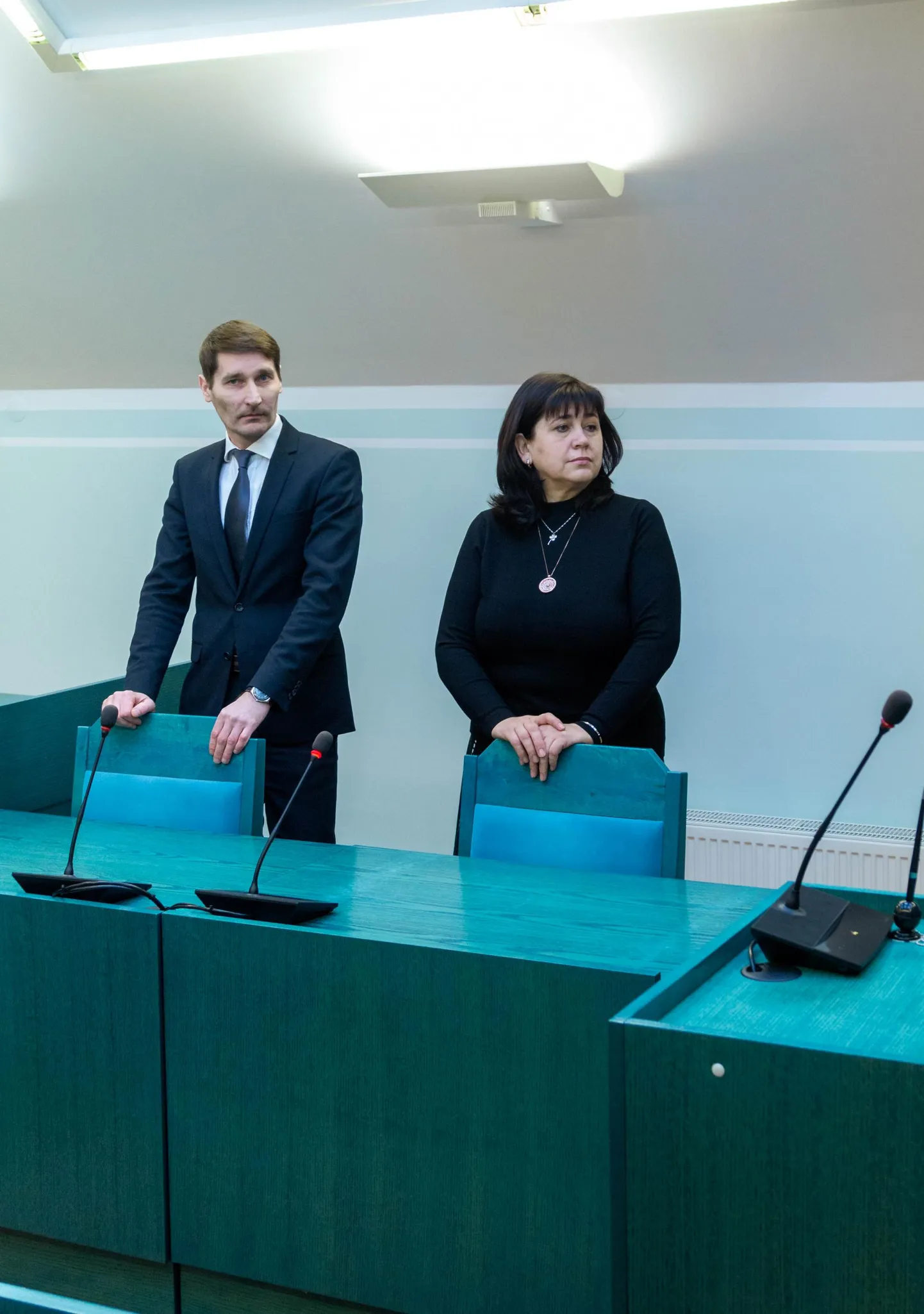 Krabi kooli endine direktor Ale Sprenk ja tema advokaat Margus Kurm võtsid eile Tartu maakohtu Võru kohtumajas vastu õigeks mõistva otsuse süü tõendamatuse tõttu.    arvo meeks
