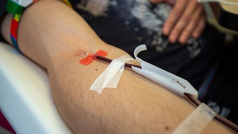 Запасы крови группы А (II), Rh−  критически низкие. Людей просят срочно сдать кровь