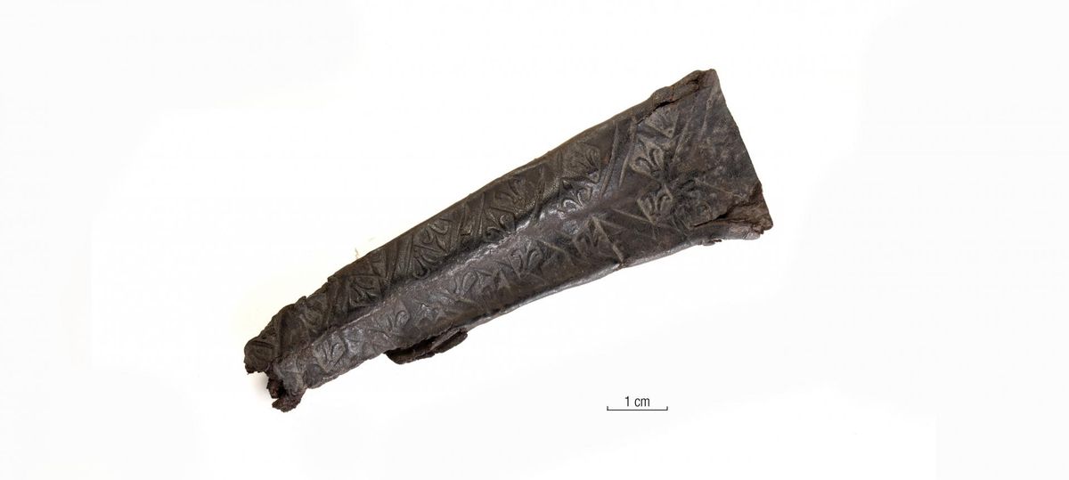 Raekoja platsilt leitud noatupe tempeltehnikas liiliamuster on üks enim levinud motiive põhjapoolse Euroopa
13.–14. sajandi nahatooteil.