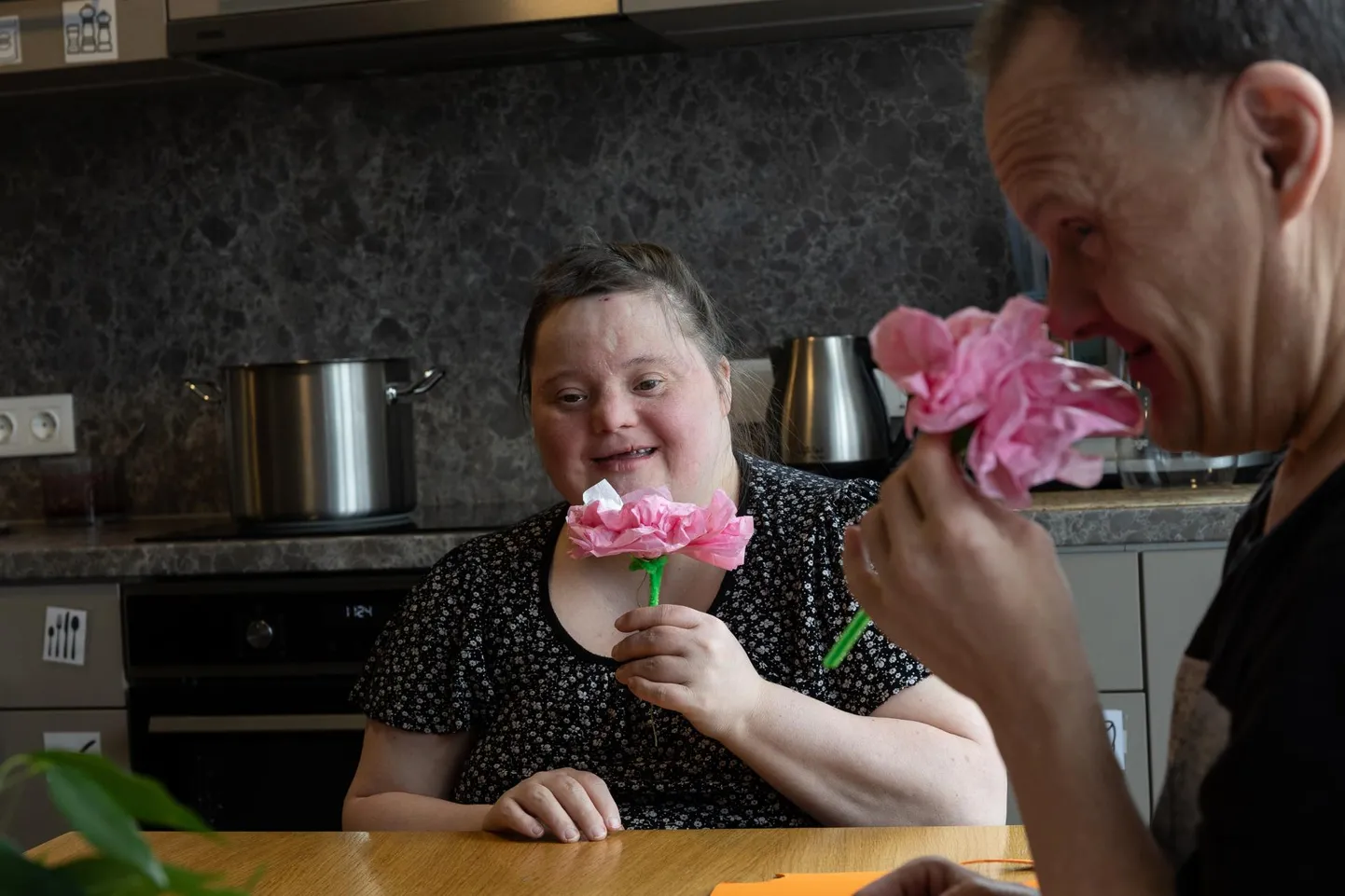 Mitte aurahad, vaid tõelised meistritööd. Oma roose imetlevad Maria ja Leho.