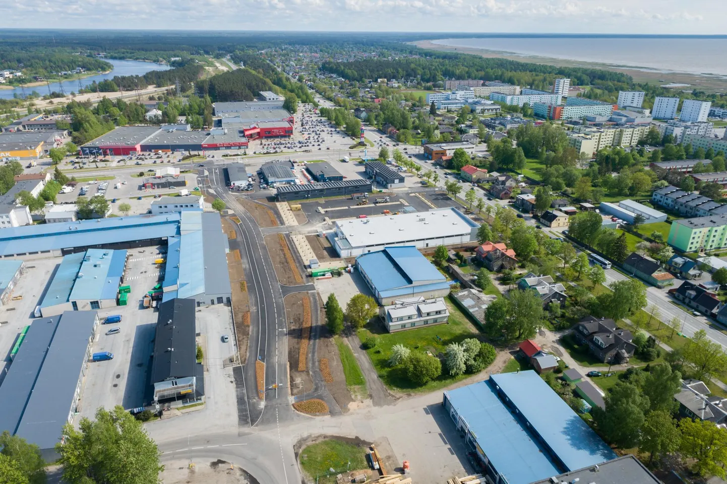 Uus tänavalõik kesklinna poolt Kaubamajaka poole vaadates. Paremat kätt jääb Lidli kauplus.
